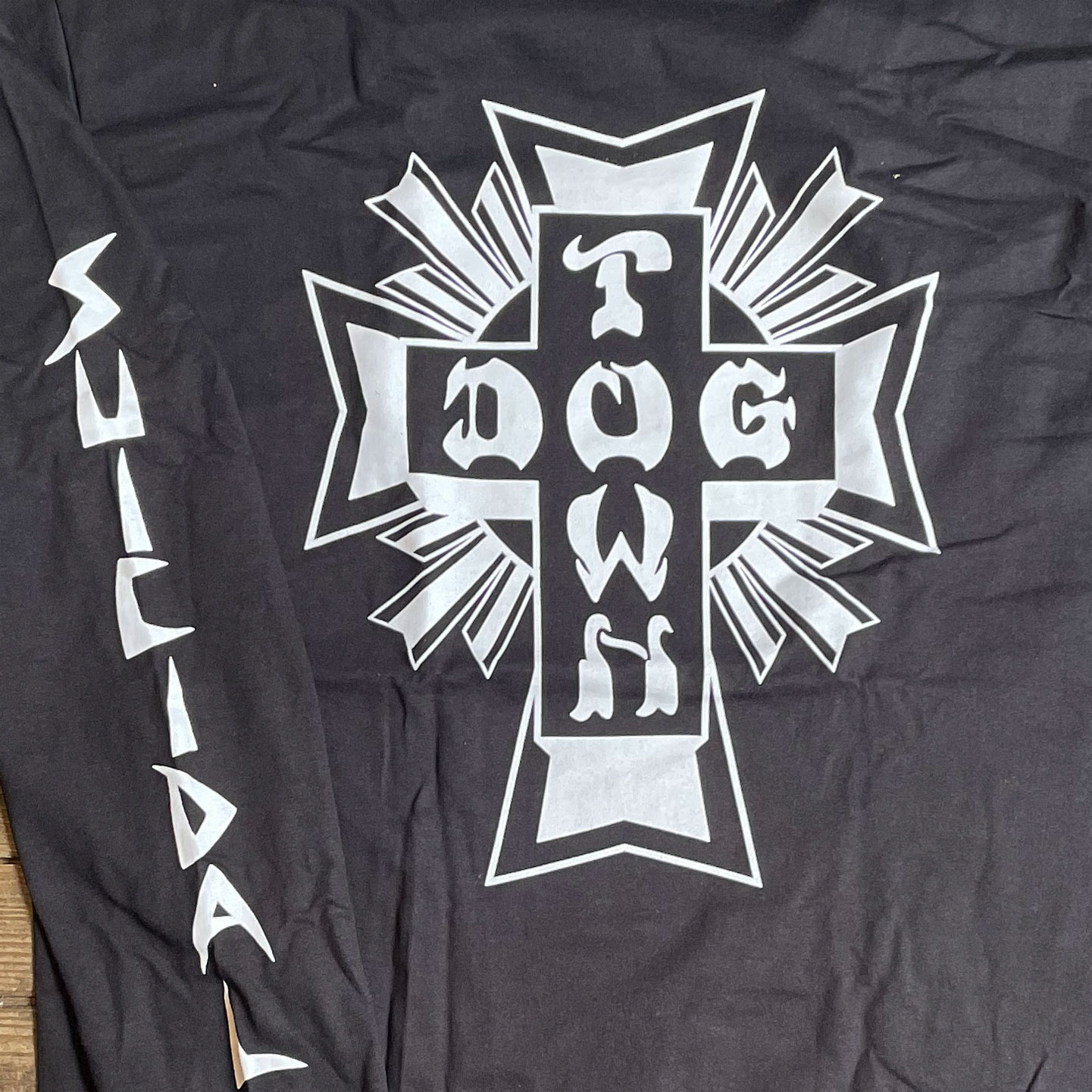 SUICIDAL TENDENCIES x DOGTOWN ロングスリーブTシャツ