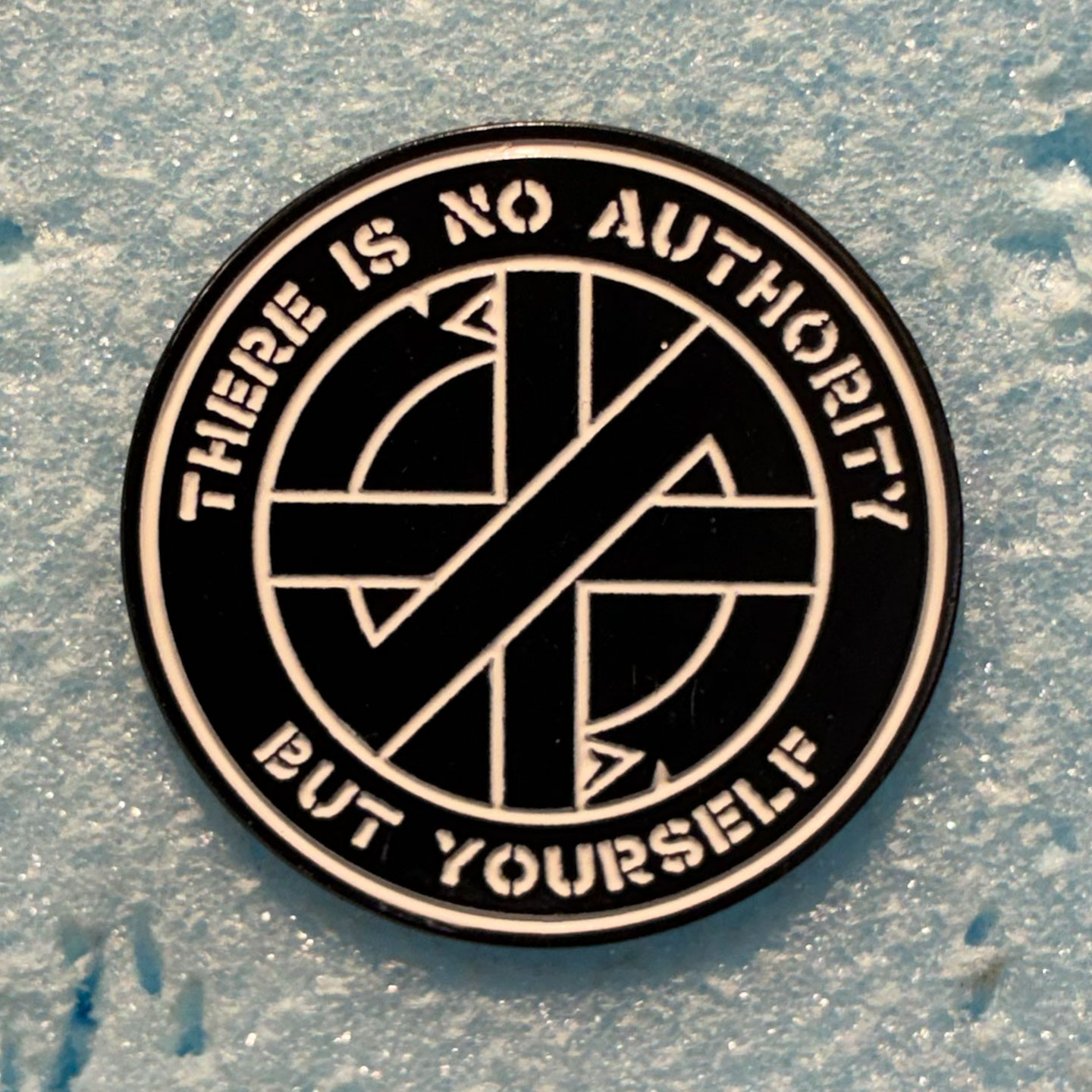 CRASS ピンバッジ THERE IS NO AUTHORITY