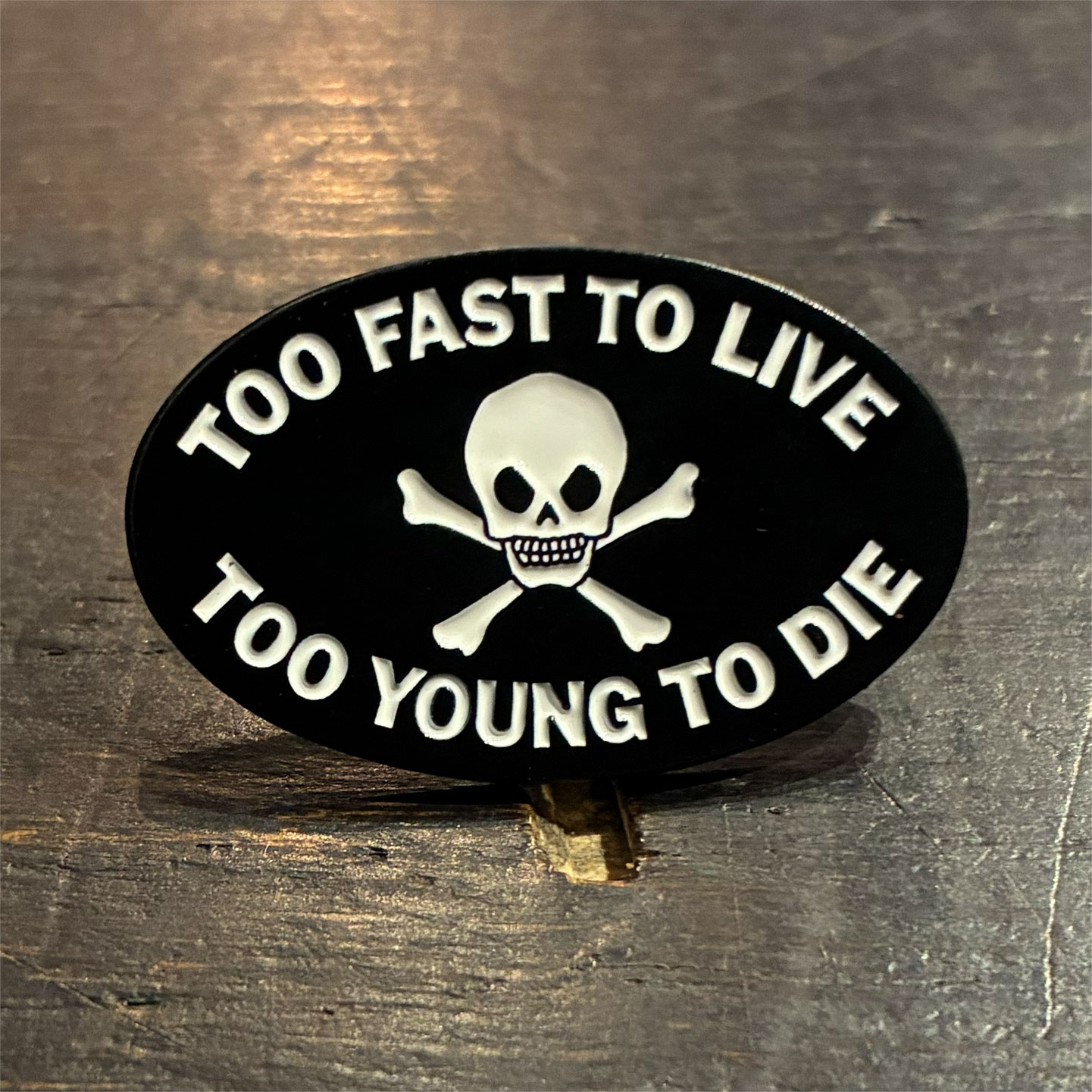 TOO FAST TO LIVE ピンバッジ