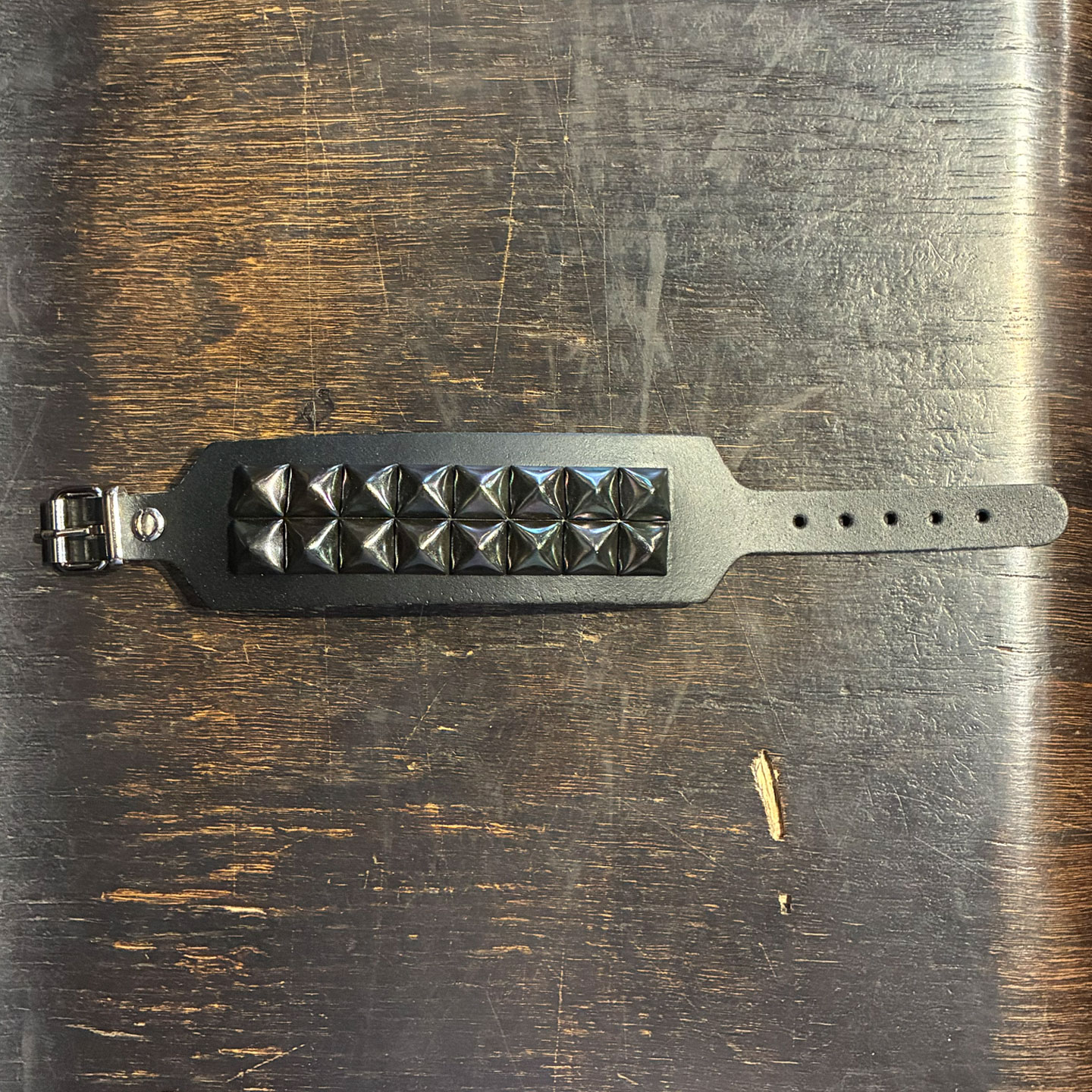 2ROW ピラミッド リストバンド BLACK