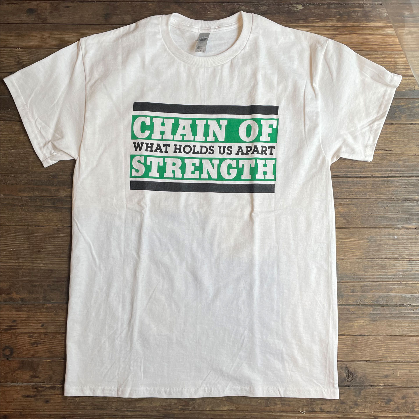 CHAIN OF STRENGTH Tシャツ WHAT HOLDS US APART