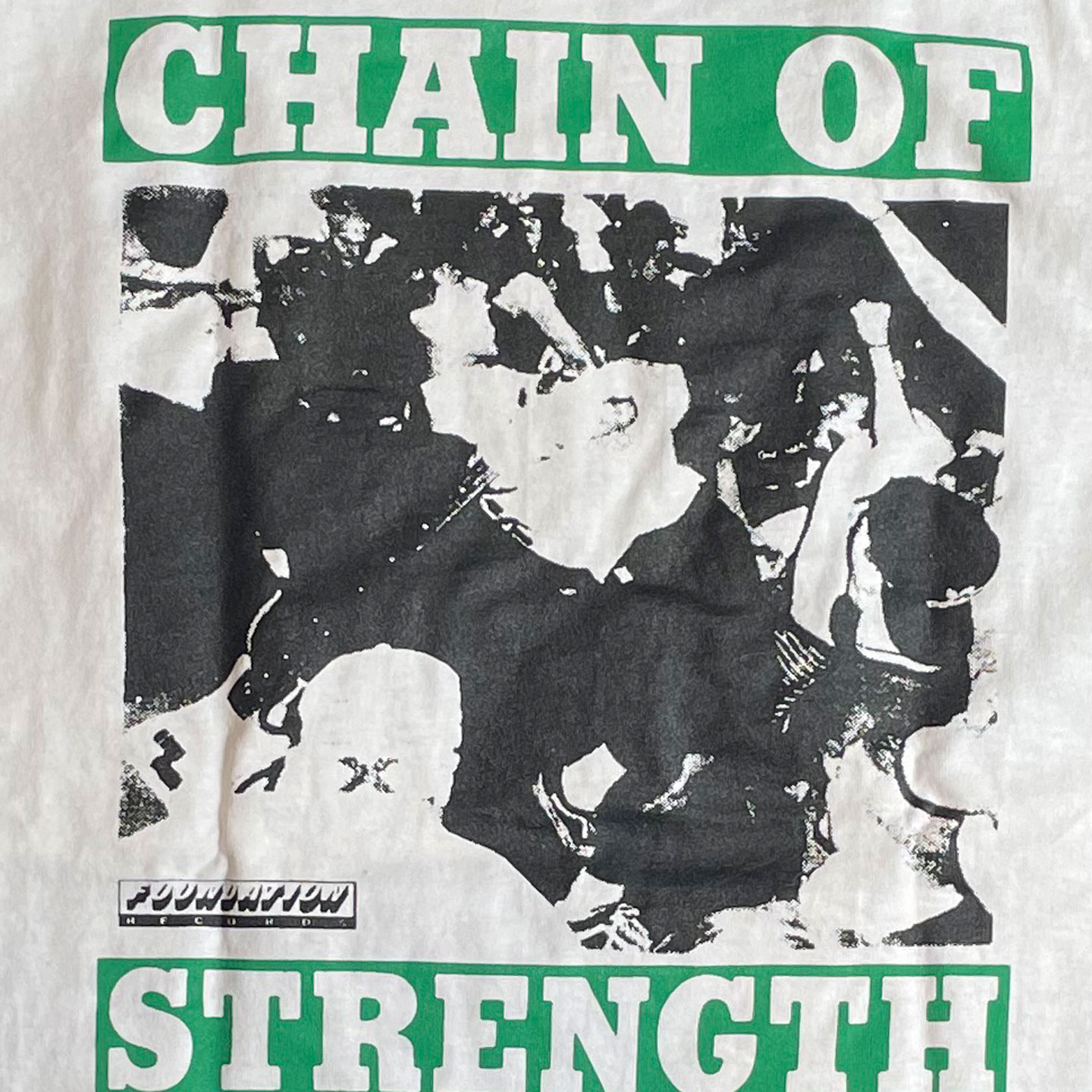 CHAIN OF STRENGTH Tシャツ WHAT HOLDS US APART