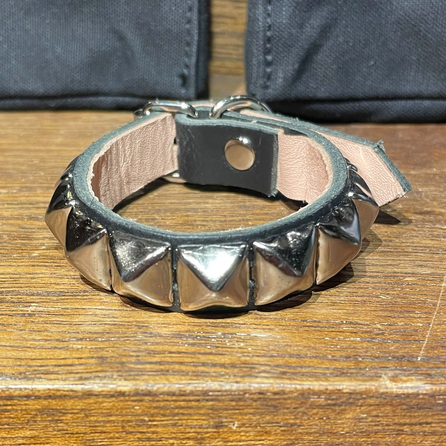 WENDY'S 1連鋲リストバンド ピラミッド