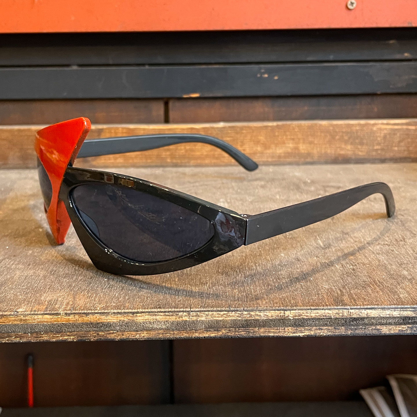 GABBA SUNGLASS BLACK x RED