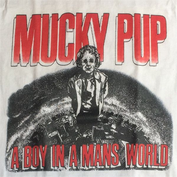 MUCKY PUP Tシャツ A BOY IN A MANS WORLD