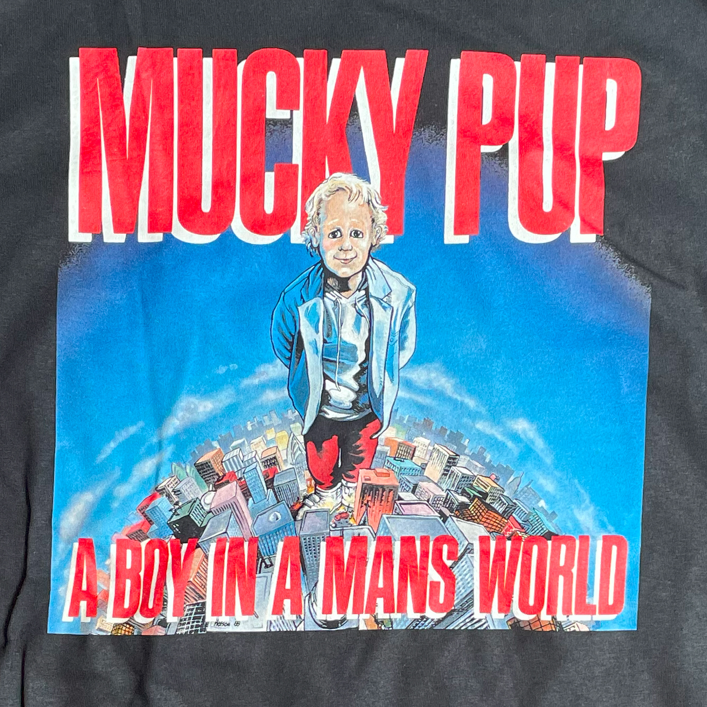 MUCKY PUP Tシャツ A BOY IN A MANS WORLD
