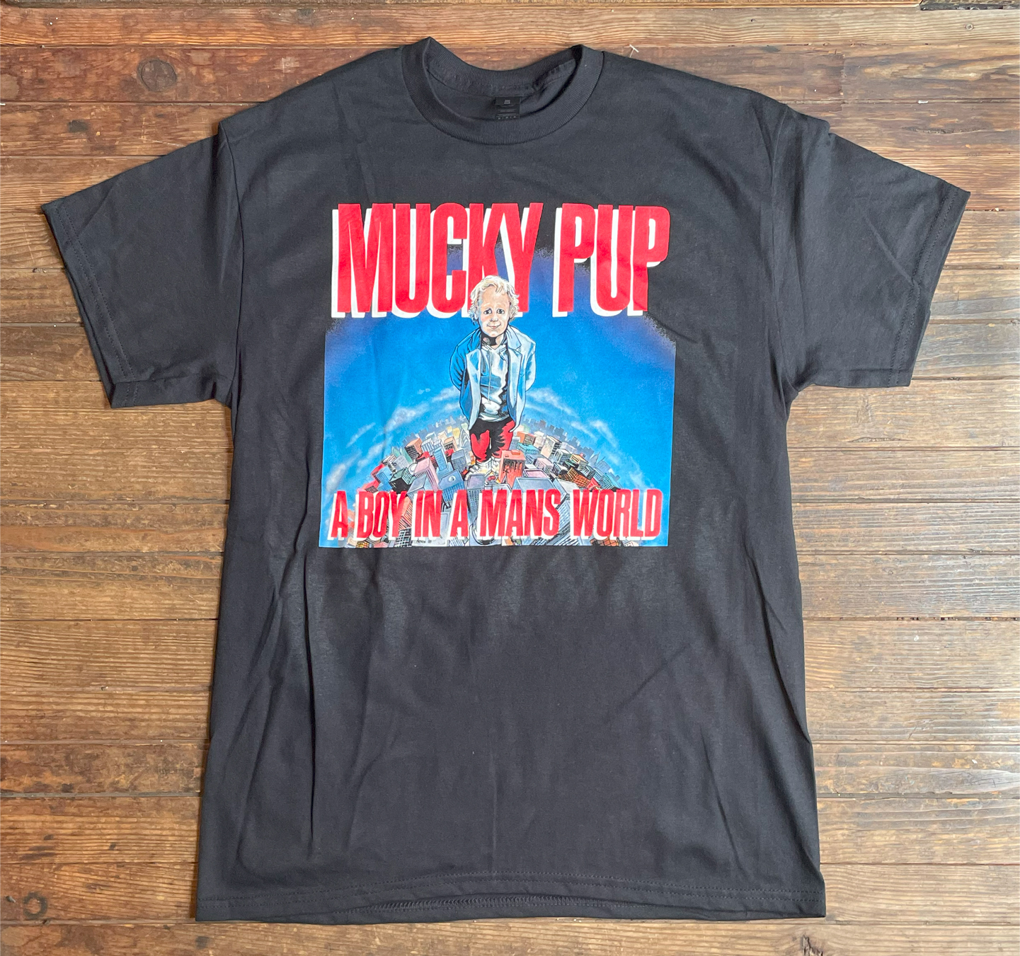 MUCKY PUP Tシャツ A BOY IN A MANS WORLD