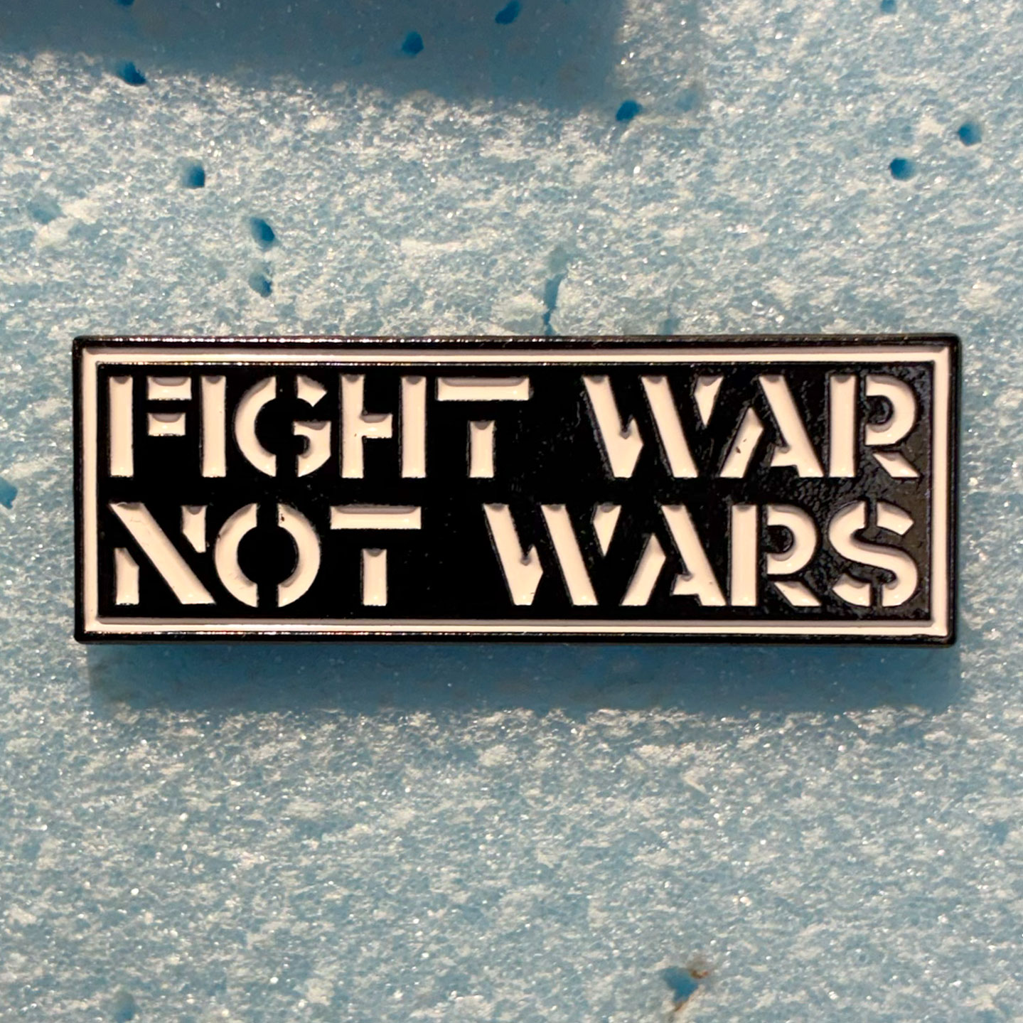 CRASS ピンバッジ FIGHT WAR NOT WAR