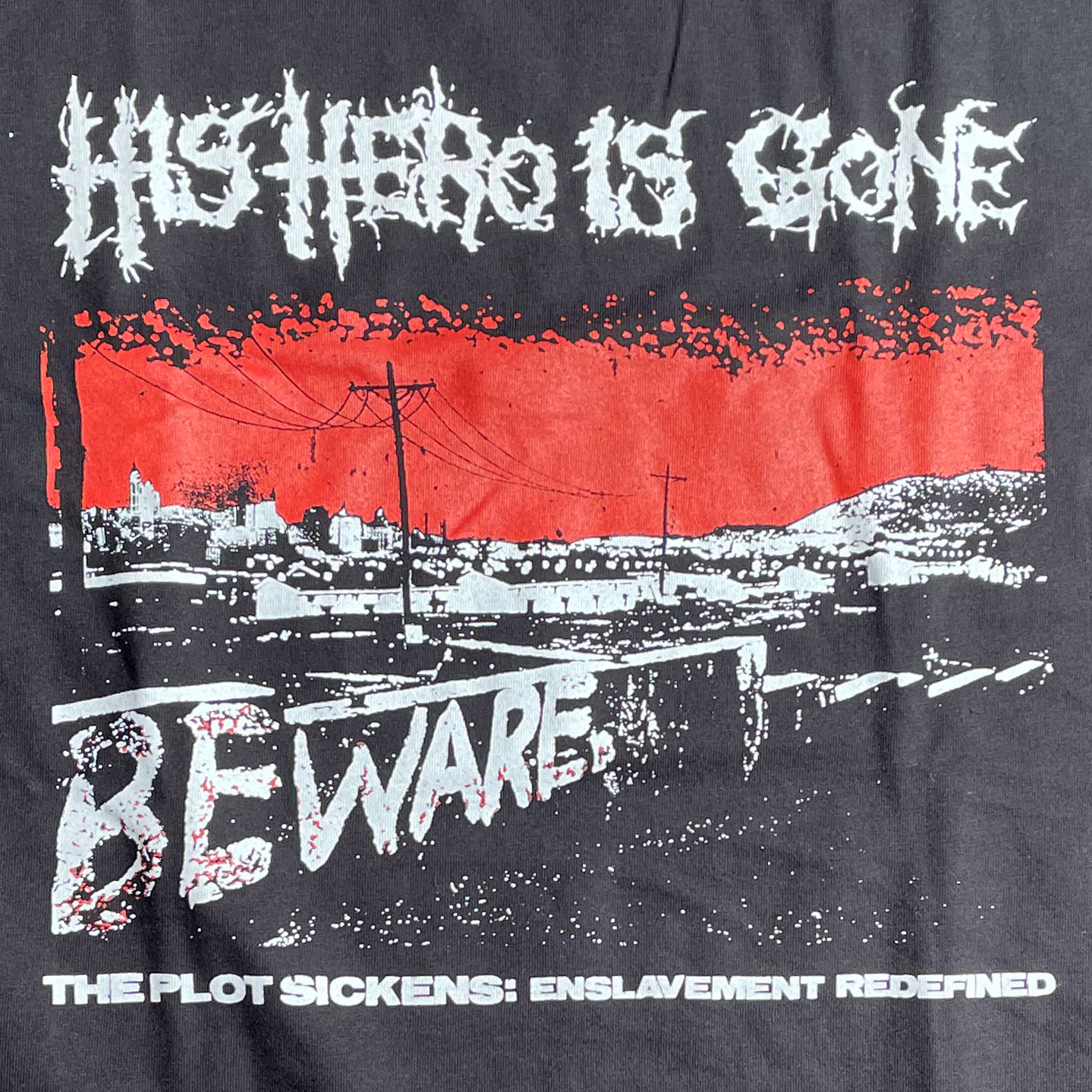 HIS HERO IS GONE Tシャツ The Plot Sickens: Enslavement Redefined