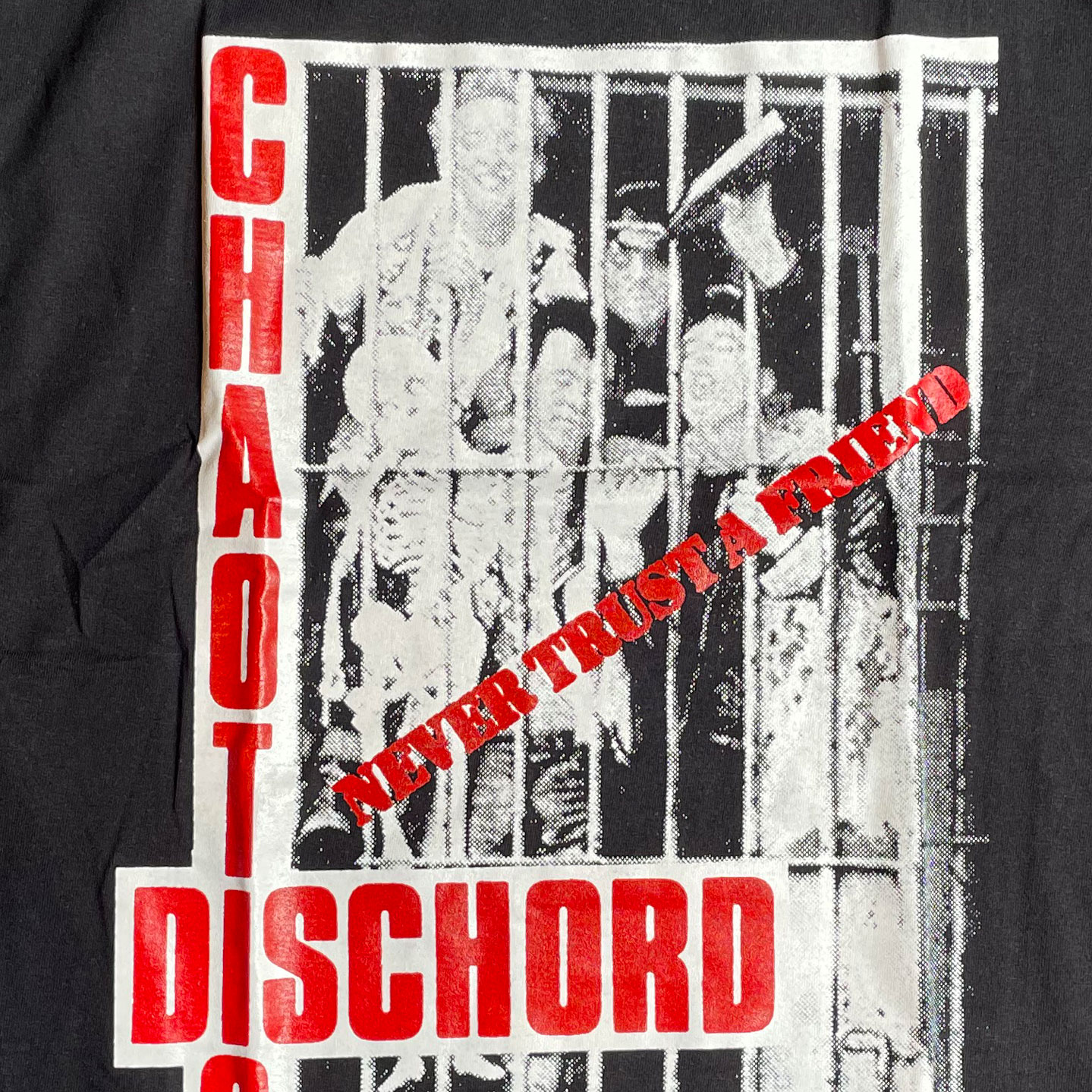 CHAOTIC DISCHORD Tシャツ NEVER TRUST A FRIEND PHOTO