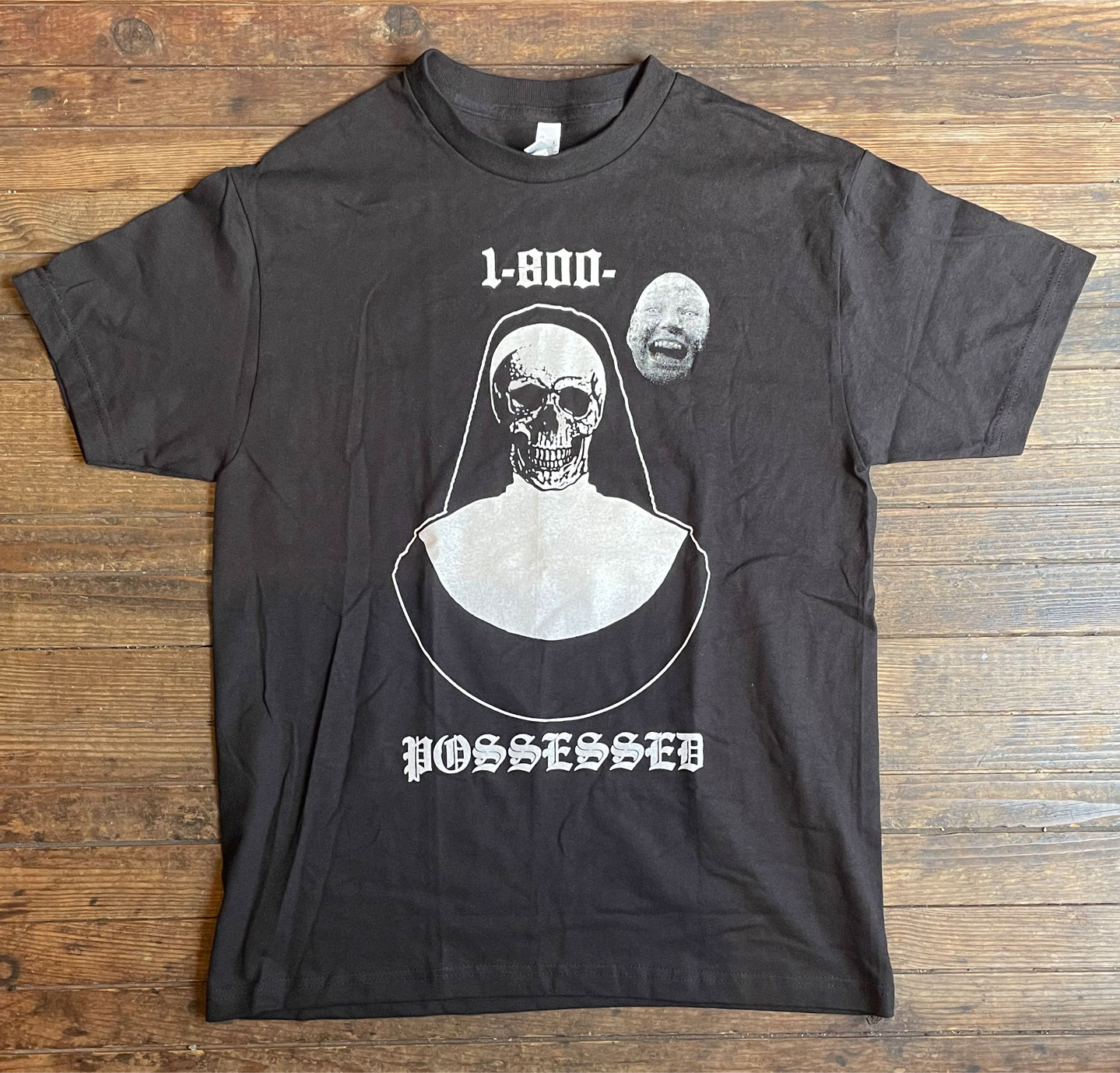 1-800-Possessed Tシャツ Skull Nun