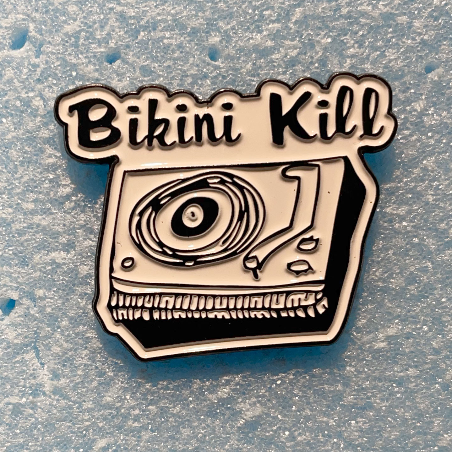 BIKINI KILL ピンバッジ